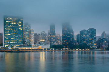 Obraz premium Foggy view of the Manhattan skyline from Gantry Plaza State Park, in Long Island City, Queens, New York City.