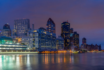 Obraz na płótnie Canvas Manhattan and the East River at night, seen from Roosevelt Island, in New York City.