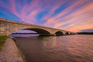 Fototapeta na wymiar The Arlington Memorial Bridge and Potomac River at sunset, in Washington, DC.