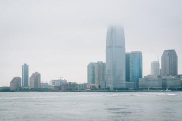 Obraz premium View of Jersey City from Battery Park, in Manhattan, New York City.
