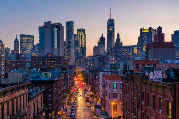 Foto op Plexiglas Uitzicht op Madison Street en Lower Manhattan bij zonsondergang vanaf de Manhattan Bridge in New York City © jonbilous