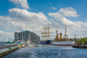 Fototapeta na wymiar View of ships and buildings at Penns Landing, in Philadelphia, Pennsylvania.