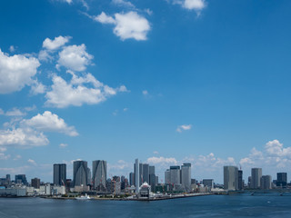 Fototapeta na wymiar 東京湾岸地帯の高層ビル群と青空