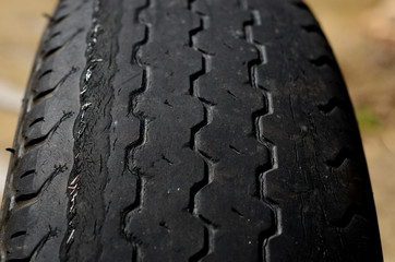 劣化したタイヤ