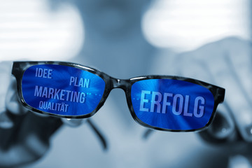 Eine Frau, eine Brille und Worte Idee, Plan, Marketing und Erfolg