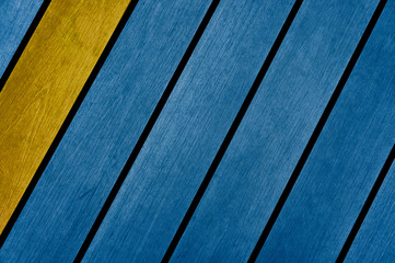 Diagonale Holzbretter blau und gelb