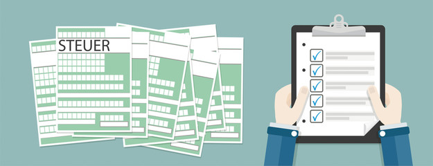 Papierklemmbrett mit einer Checkliste und Steuerformularen - obrazy, fototapety, plakaty