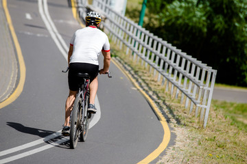 Obraz premium Cyclist ride on the bike path in the city Park 