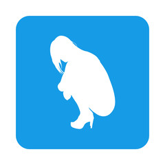 Icono plano chica desnuda agachada perfil en cuadrado azul