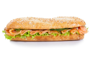 Baguette Brötchen Sandwich Vollkorn mit Lachs Fisch seitlich freigestellt Freisteller