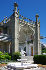 Obraz premium ALUPKA, CRIMEA-June, 2018: Vorontsov Palace on a Sunny summer day