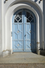 hellblaue Eingangstür am Cirucus in der Rosenstadt Putbus auf Rügen