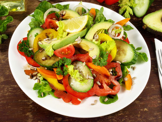 Gemischter Salat mit Avocado und Sonnenblumenkerne