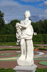 Obraz premium LOMONOSOV, ST. PETERSBURG, RUSSIA - August, 2017: Oranienbaum Palace and Park Ensemble. Sculpture in the park