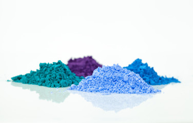 side view of small color powder heaps.