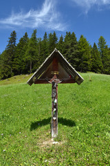 Wegkreuz im Naturpark Puez-Geisler; Suedtirol; Dolomiten;