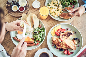 Close up of couple having healthy breakfast in restaurant together - obrazy, fototapety, plakaty