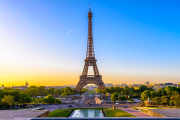 Fototapeta premium Widok na Wieżę Eiffla z Jardins du Trocadero w Paryżu, Francja. Wieża Eiffla to jeden z najbardziej znanych zabytków Paryża