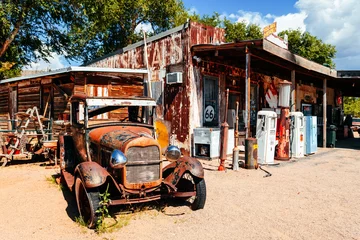 Foto op Plexiglas verlaten retro auto in Route 66 benzinestation, Arizona, Usa © jon_chica