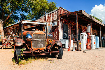 Fototapeta na wymiar abandoned retro car in Route 66 gas station, Arizona, Usa