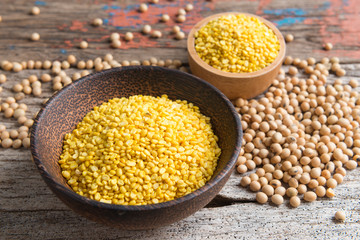 Dried peeled mungbean and peeled soybean