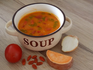 Superfood, vegetarisch, diet, gemüse creme suppe mit tomaten, süsskartoffel und goji beeren,...