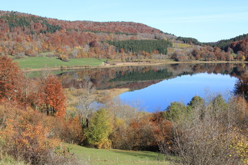 Reflet automnal sur  le lac de Narlay