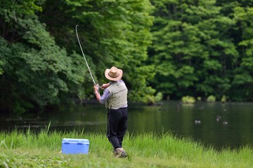 夏の休日・リラックスタイム・釣りの男性