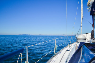 Obraz premium Boat diving in front of a beach of Cies Islands, in Galicia, Spain