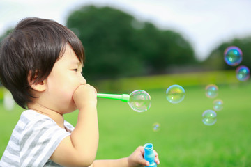 シャボン玉で遊ぶ男の子