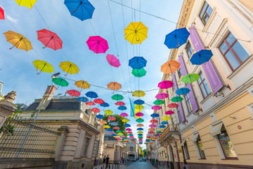Fototapeta premium Kolorowe parasole wiszące na ulicy we Lwowie