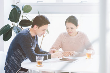 Fototapeta premium タブレットPCで相談してネットショッピングを楽しむ夫婦