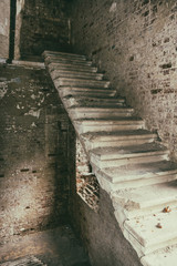 Obraz premium Destroyed staircase in the old castle. A ruined old mansion.