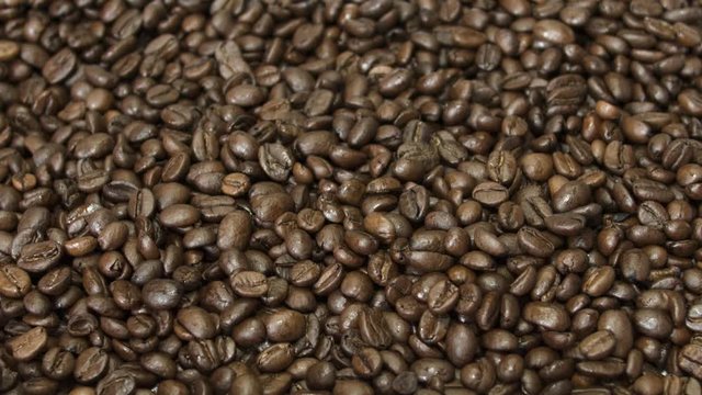 fallende Kaffeebohnen - 120 fps slowmotion - wenige Bohnen