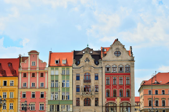 Kolorowe kamienice na wrocławskim rynku.