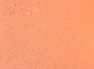 капли воды на пастельного цвета фоне фоамирана