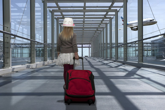 Kind mit Trolly am Flughafen