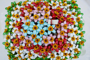 composizioni di bomboniere colorate con girasoli e confetti