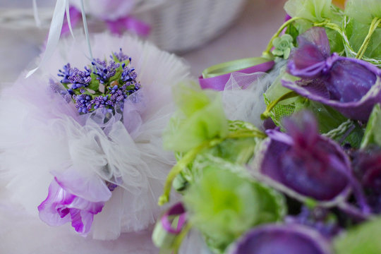 elegante bomboniera matrimoniale con vicino una pianta di orchidee viola