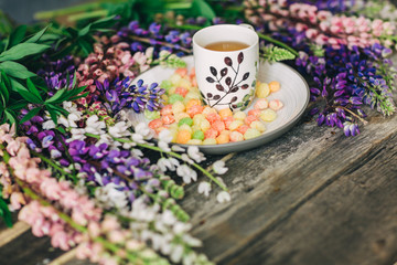 Obraz na płótnie Canvas Cup of tea, flowers, on dark wooden background
