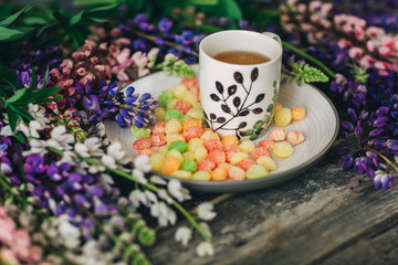 Obraz na płótnie Canvas Cup of tea, flowers, on dark wooden background