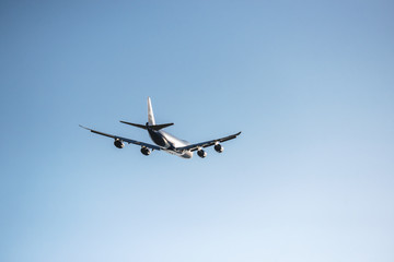 青空を滑空するジャンボ機