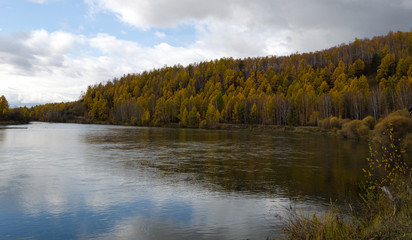 Fototapeta na wymiar autumn river