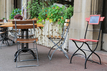 Colmar, Elsass: Ein gemütlich mit Birken und blühenden Pflanzen dekoriertes Strassencafé für Freunde der Poesie!
