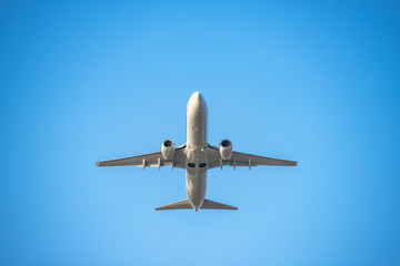 青空を滑空する旅客機