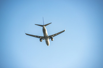 青空を滑空する旅客機