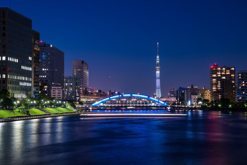 隅田川の夜景 永代橋のライトアップと水上バスの光跡