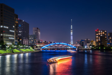 隅田川の夜景 永代橋のライトアップと水上バスの光跡