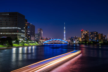 隅田川の夜景 永代橋のライトアップと水上バスの光跡