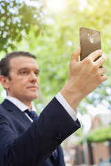 Hombre tomando un selfie en la calle